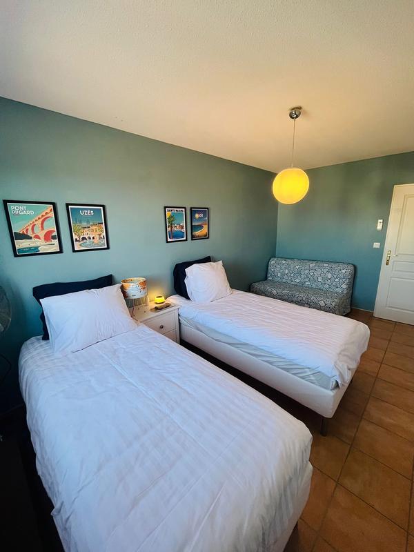 slaapkamer met 2 bedden en logeerbedbank.jpg